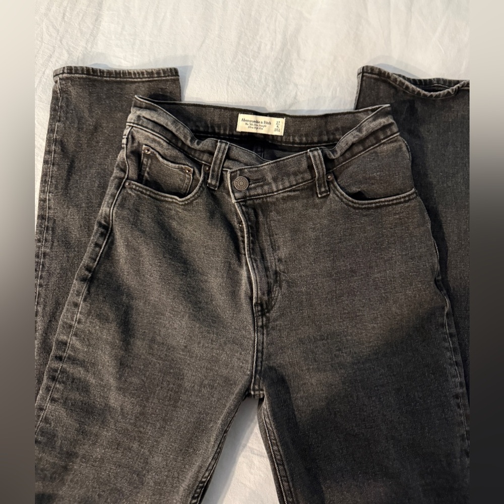 Abercrombie & Fitch 90’s Slim Straight Ultra High Rise Charcoal Denim Pants - Picture 3 of 4